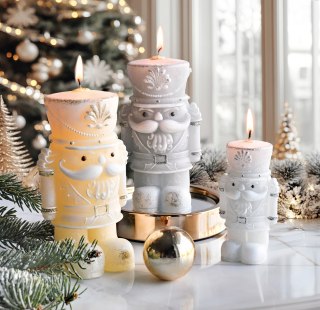 Świeca DZIADEK DO ORZECHÓW figurka duża7,5xh14cm parafinowa kremowa