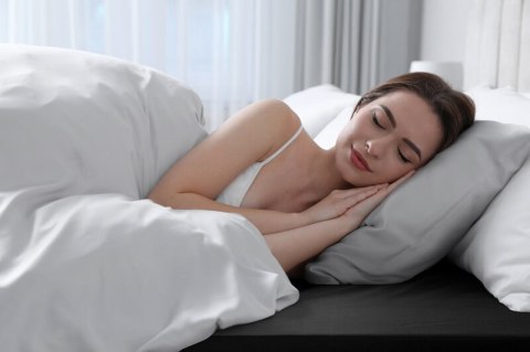 PRZEŚCIERADŁO Z GUMKĄ BASIC 160 X 200 X 30 CM CZARNY