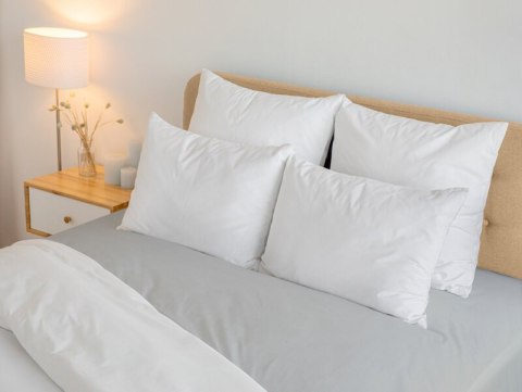 PRZEŚCIERADŁO Z GUMKĄ BASIC 160 X 200 X 30 CM SREBRNY